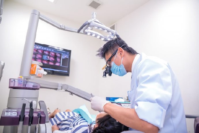 小児を治療中の画像